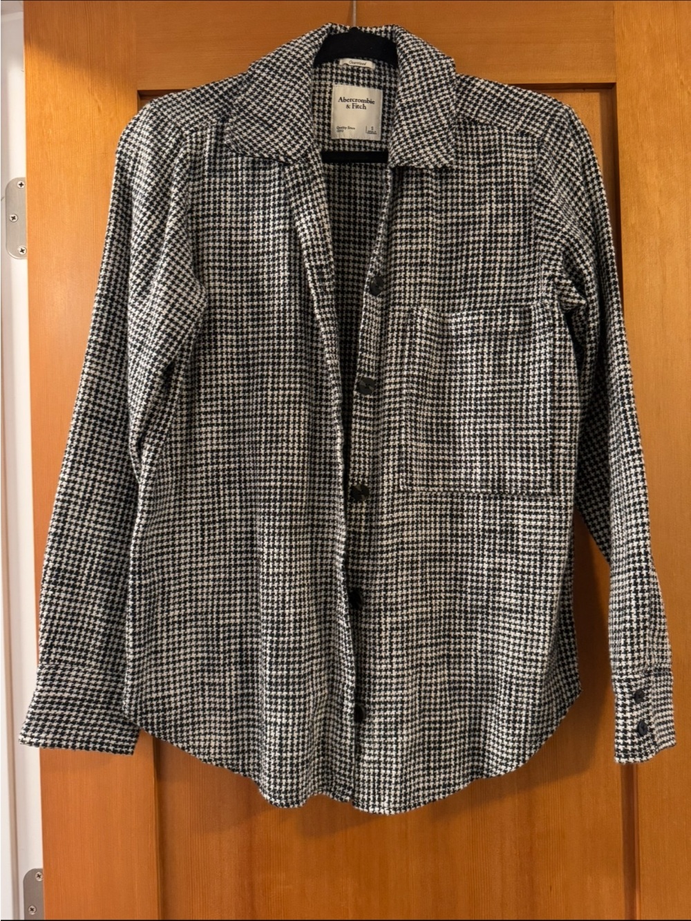 Abercrombie & Fitch Black and White Houndstooth Button-Up Shirt